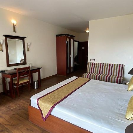 Hotel 8Fold-Pinecrest By Larisa, Bhīm Tāl Esterno foto